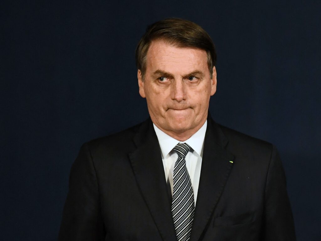 A Saúde de Jair Bolsonaro: Um Histórico de Intervenções e Desafios