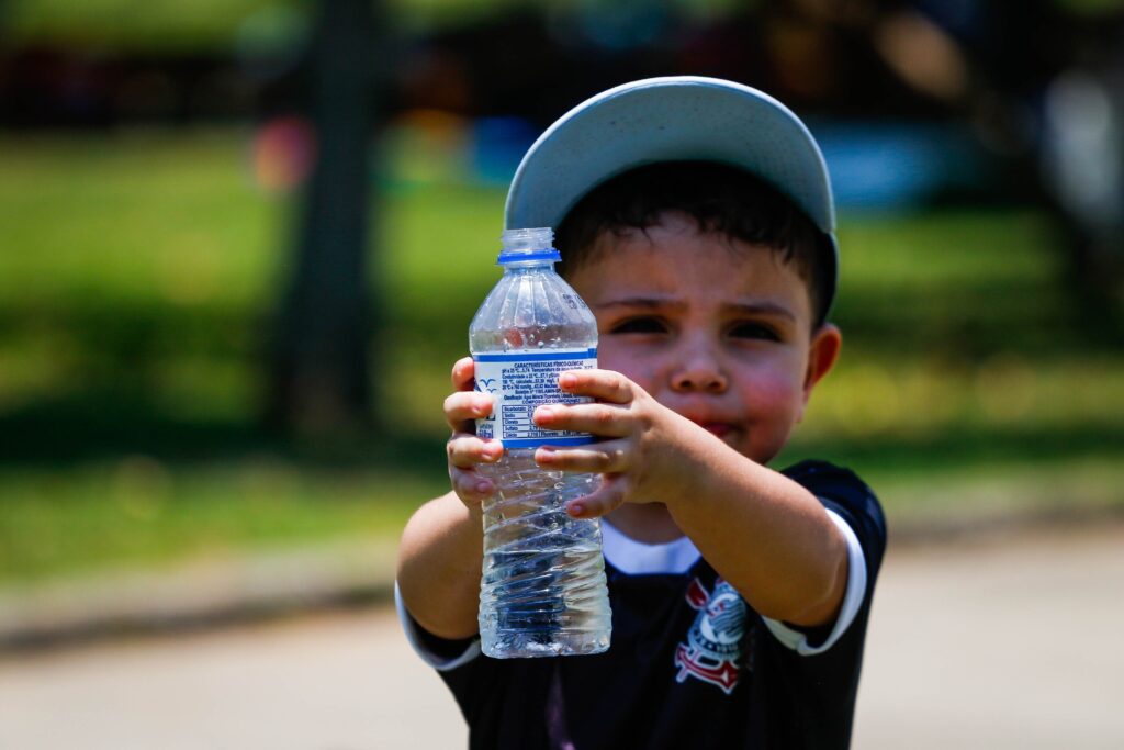 Desidratação no Calor: A Importância da Urina como Termômetro e Cuidados com Crianças e Idosos