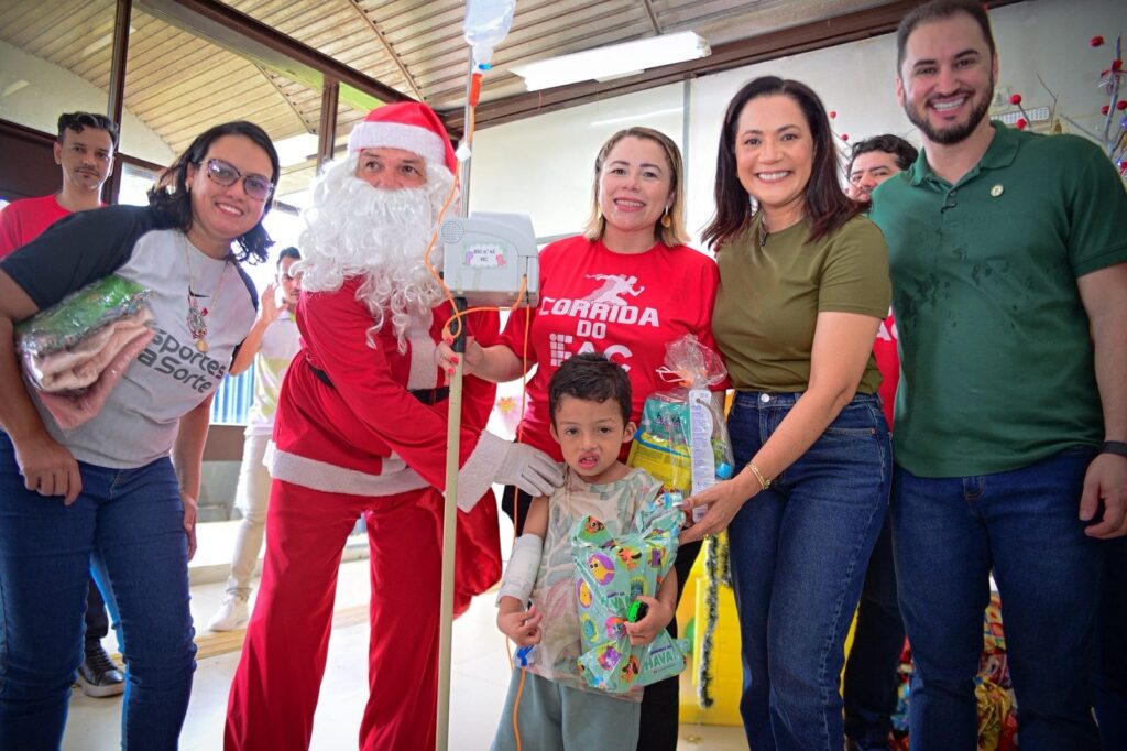 Governo e Ifac promovem momento especial com brinquedos e kits de higiene a crianças em tratamento d