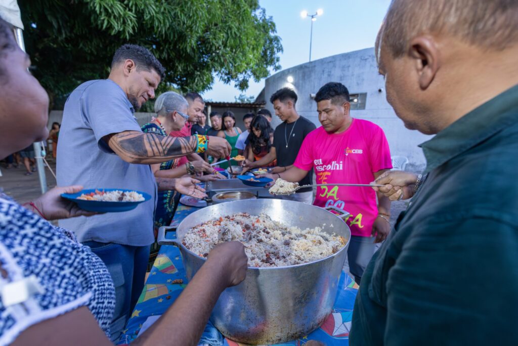 Apoio Humanitário: Indígenas Recebem Refeições em Cuiabá durante Estudos