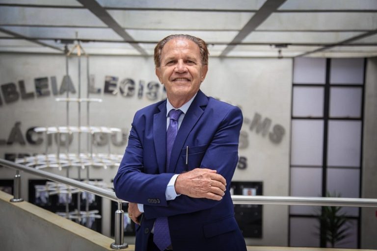 Bônus e Ônus da Classe Política: Um Jogo de Poder e Desafios Bônus e Ônus da Classe Política: Um Jogo de Poder e Desafios