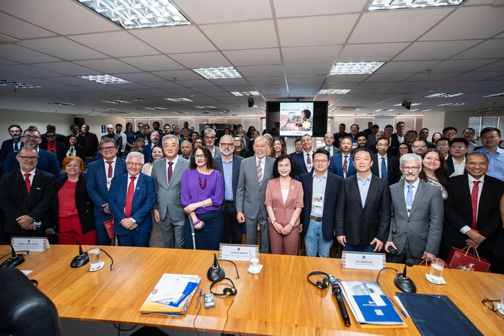 Brasil e China: Inovação em Agricultura Familiar em Foco Brasil e China: Inovação em Agricultura Familiar em Foco