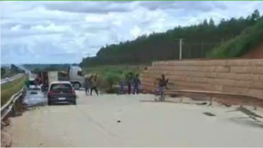 Caminhoneiro Tomba Carreta ao Tentar Evitar Acidente Fatal na BR-163 Caminhoneiro Tomba Carreta ao Tentar Evitar Acidente Fatal na BR-163