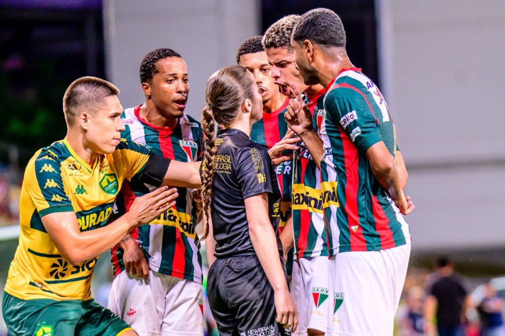 Comissão Suspende Árbitro e Assistente da Fifa Após Polêmica no Mato-Grossense
