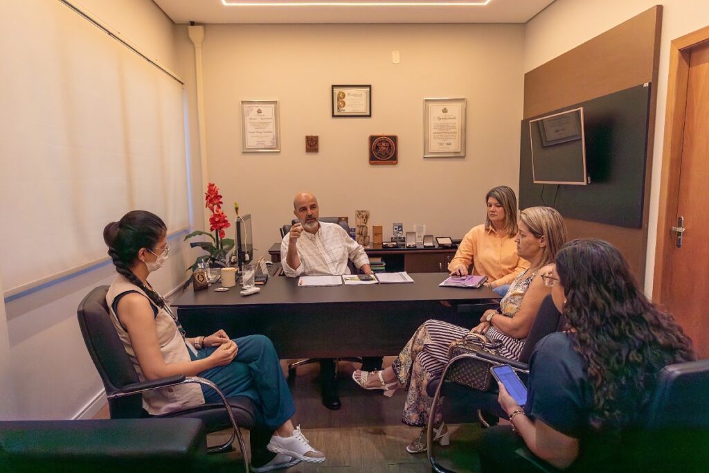 Cuiabá Implementa Cuidadoras para Alunos com Deficiência Desde o Início das Aulas