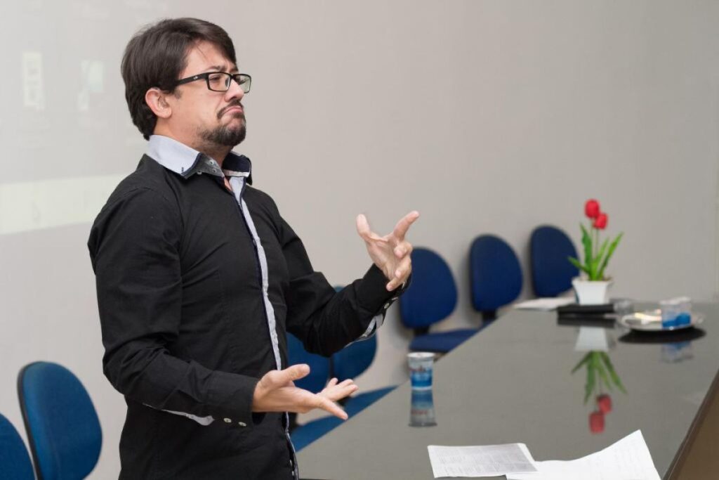 Curso Gratuito de Libras em Cuiabá: 390 Vagas para a Comunidade Curso Gratuito de Libras em Cuiabá: 390 Vagas para a Comunidade