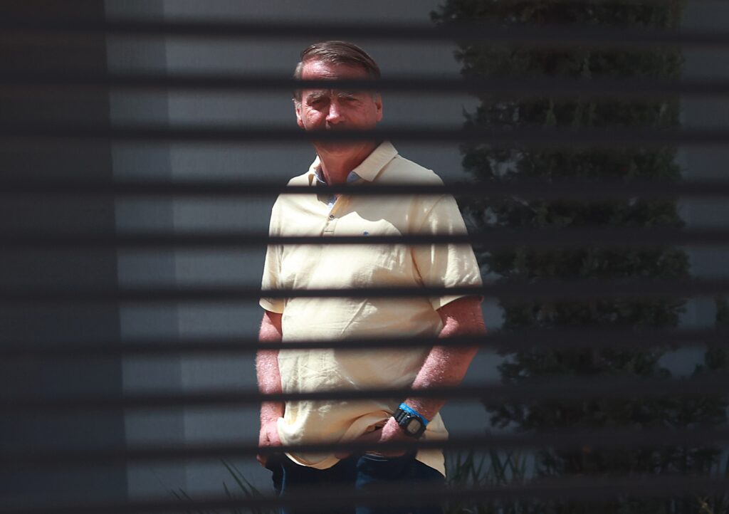 Defesa de Bolsonaro Solicita Reavaliação da Condenação pelo STF