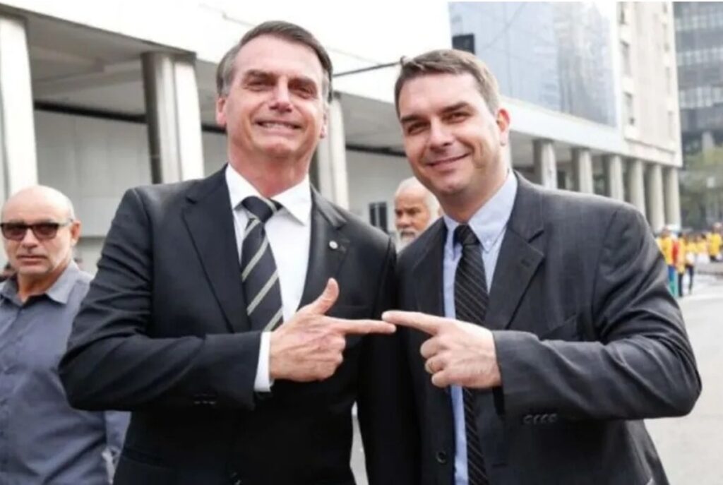 Flávio Bolsonaro Inova na Campanha com Táticas do Pai em 2018 Flávio Bolsonaro Inova na Campanha com Táticas do Pai em 2018