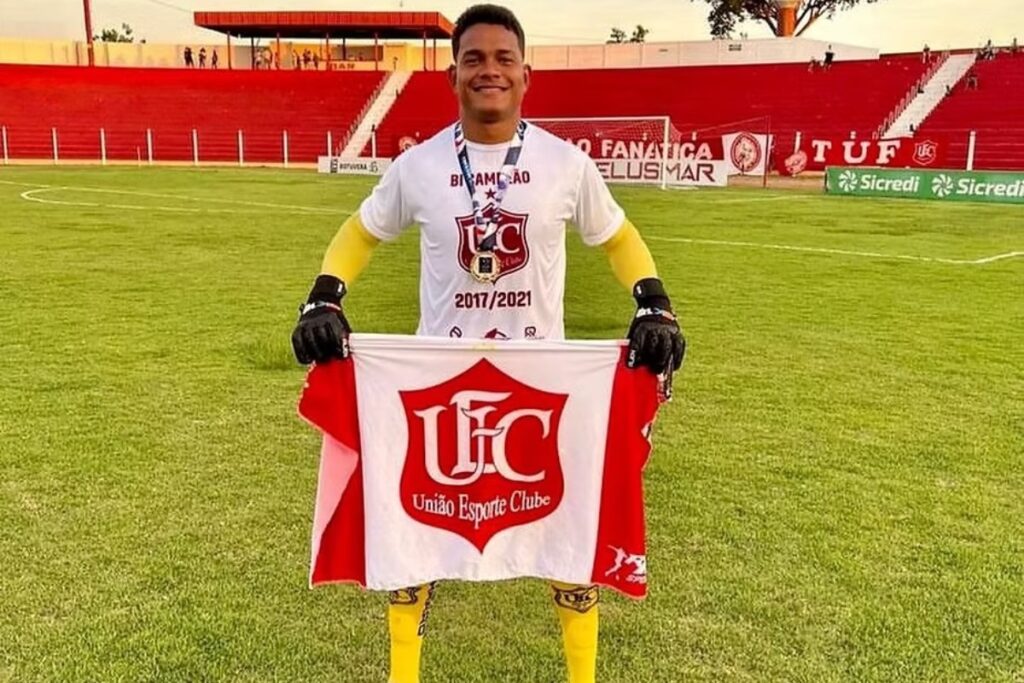 Goleiro Elias Lara Troca União por Time Amador em Decisão Surpreendente