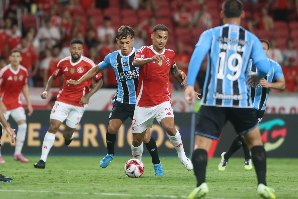 Internacional supera Grêmio de virada e se mantém na liderança do Gauchão Internacional supera Grêmio de virada e se mantém na liderança do Gauchão