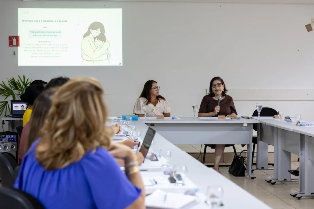 Juíza Discute Implantação do Programa Família Acolhedora em Cuiabá Juíza Discute Implantação do Programa Família Acolhedora em Cuiabá