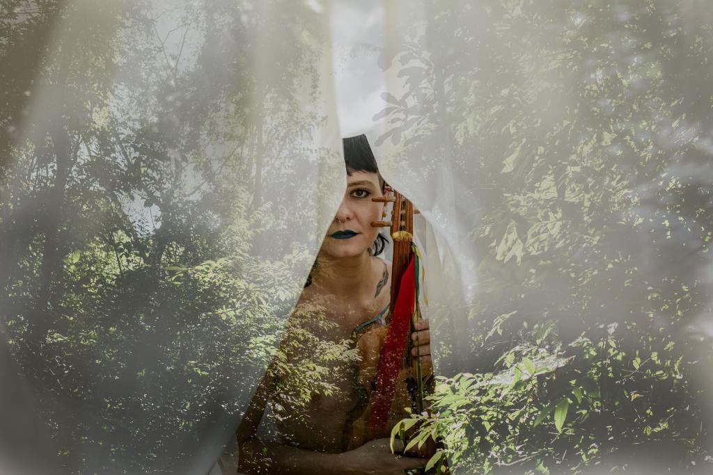 Pré-estreia do Álbum ‘Rabecaju’ no Cine Teatro Cuiabá: Uma Experiência Musical Imperdível Pré-estreia do Álbum 'Rabecaju' no Cine Teatro Cuiabá: Uma Experiência Musical Imperdível