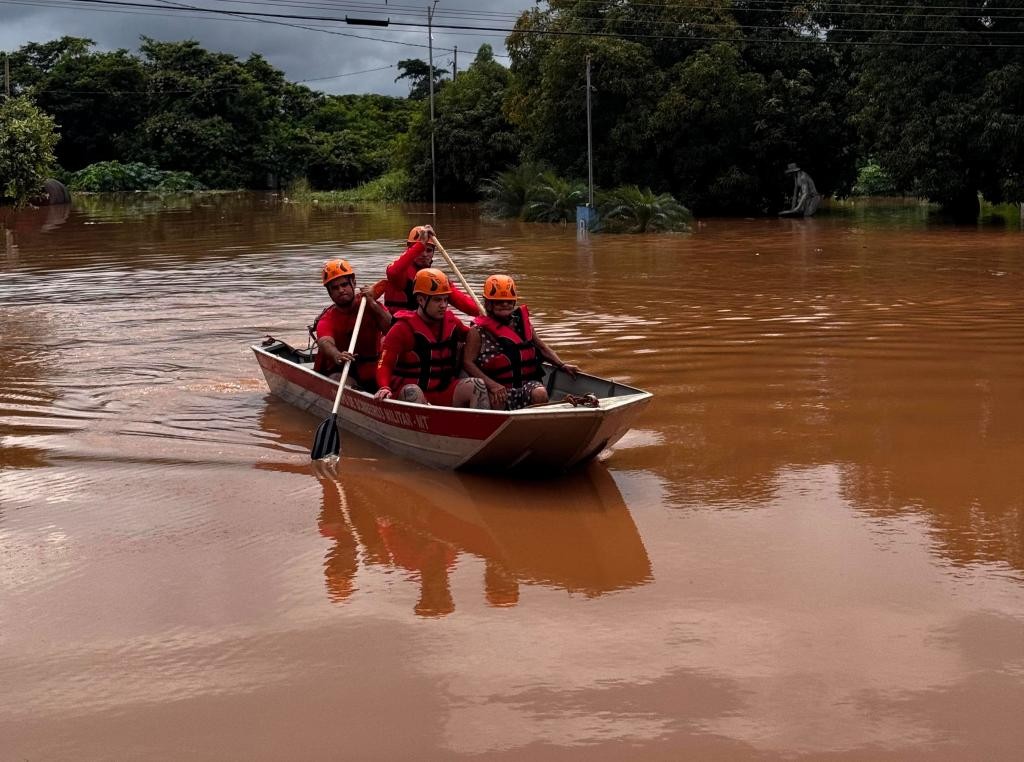 Corpo de Bombeiros Resgata Homem Arrastado por Enchente em Cuiabá e Várzea Grande Corpo de Bombeiros Resgata Homem Arrastado por Enchente em Cuiabá e Várzea Grande