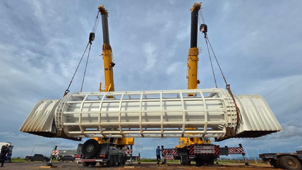Eixo Imponente da Roda-Gigante Chega ao Parque Novo Mato Grosso em Cuiabá