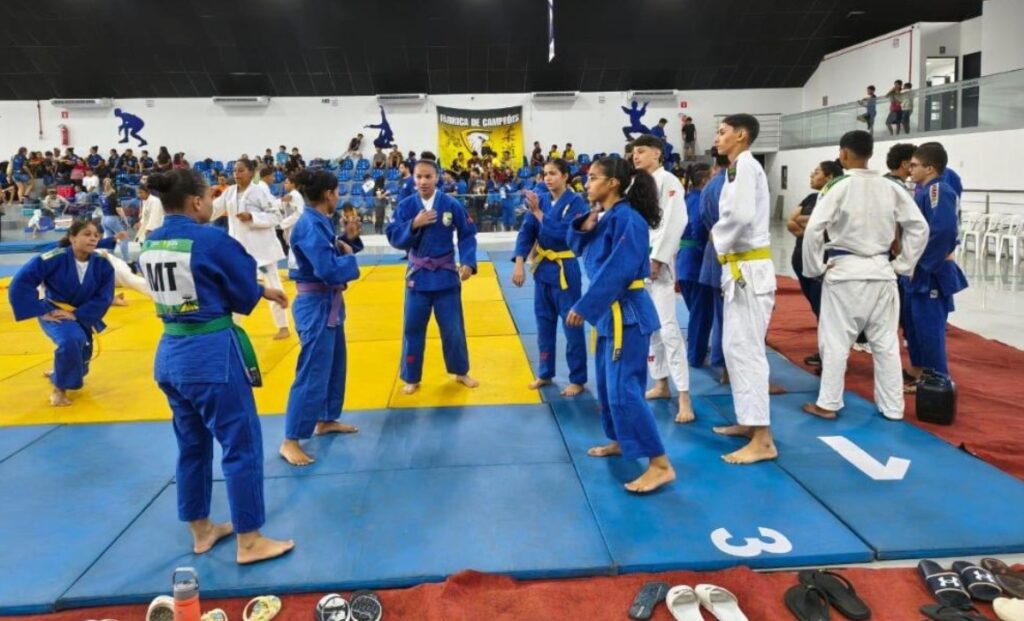 Judô e Vida: Projeto da Polícia Civil de MT Leva 14 Atletas à Seletiva Mato-grossense Judô e Vida: Projeto da Polícia Civil de MT Leva 14 Atletas à Seletiva Mato-grossense