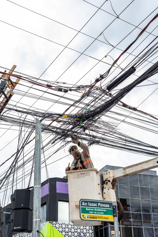 Procon de Cuiabá Atende Consumidores Durante Operação de Limpeza de Cabos Irregulares Procon de Cuiabá Atende Consumidores Durante Operação de Limpeza de Cabos Irregulares