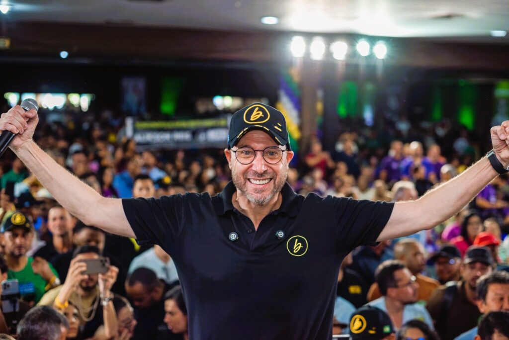 Beto Dois a Um se filia ao Podemos e reúne lideranças de Mato Grosso em ato político