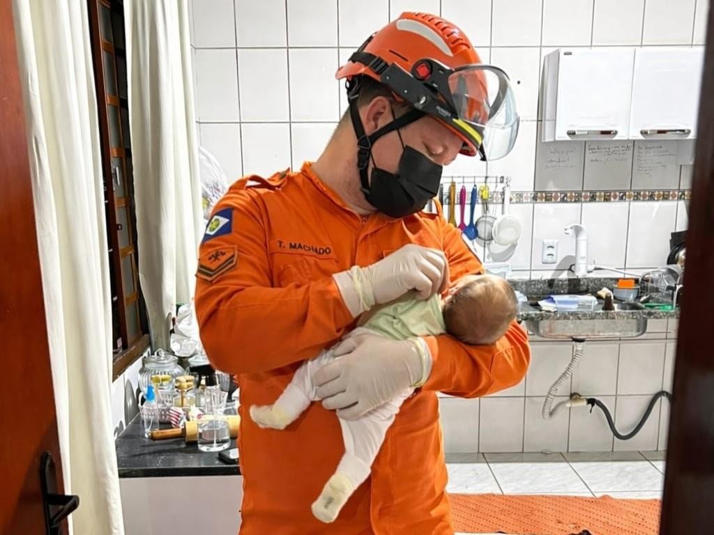 Corpo de Bombeiros Resgata Bebê Engasgado em Água Boa Corpo de Bombeiros Resgata Bebê Engasgado em Água Boa
