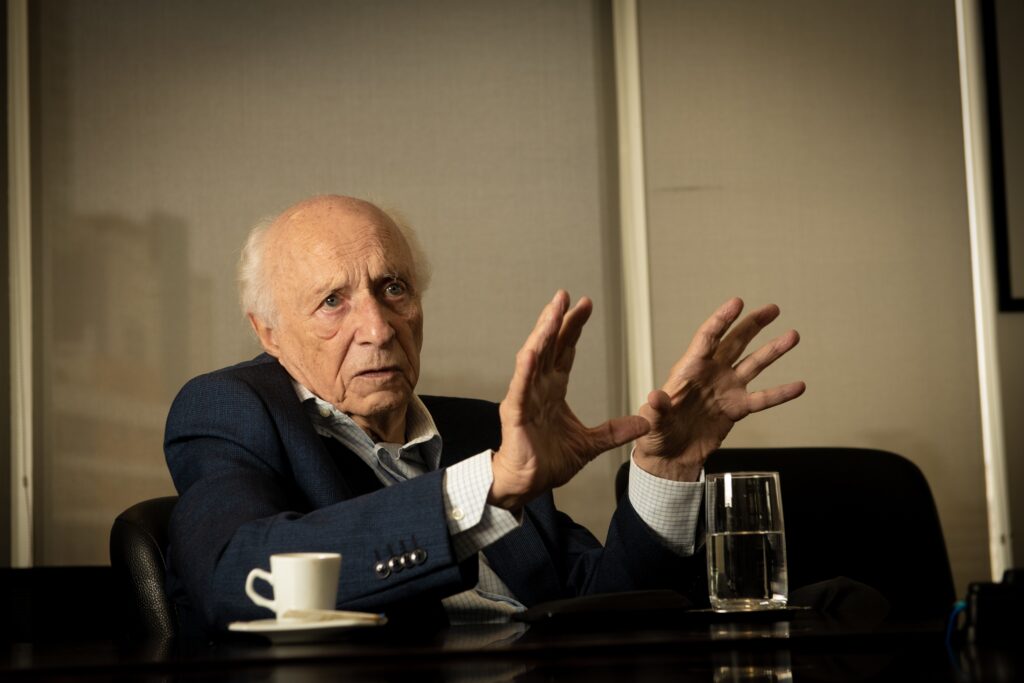 EUA em Declínio: Desafios em Educação, Inovação e Energia Sob a Ótica de Economistas