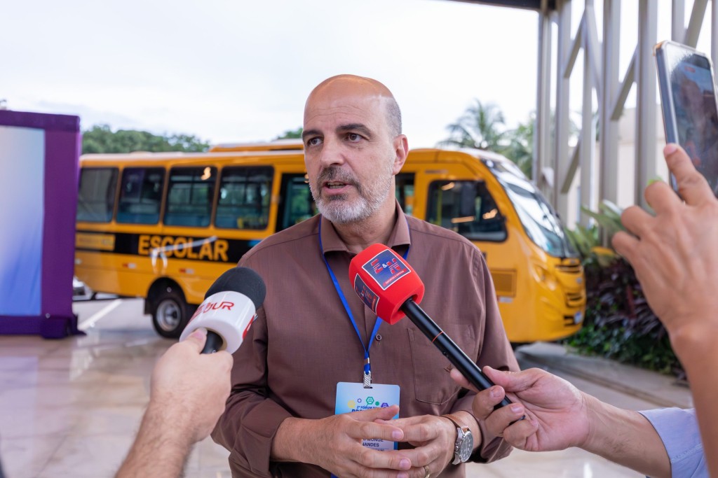 Parceria entre Estado e Prefeitura Impulsiona Transporte Escolar em Cuiabá Parceria entre Estado e Prefeitura Impulsiona Transporte Escolar em Cuiabá