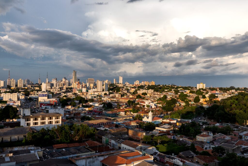 Cuiabá: Expansão e Desafios Econômicos para o Futuro Cuiabá: Expansão e Desafios Econômicos para o Futuro