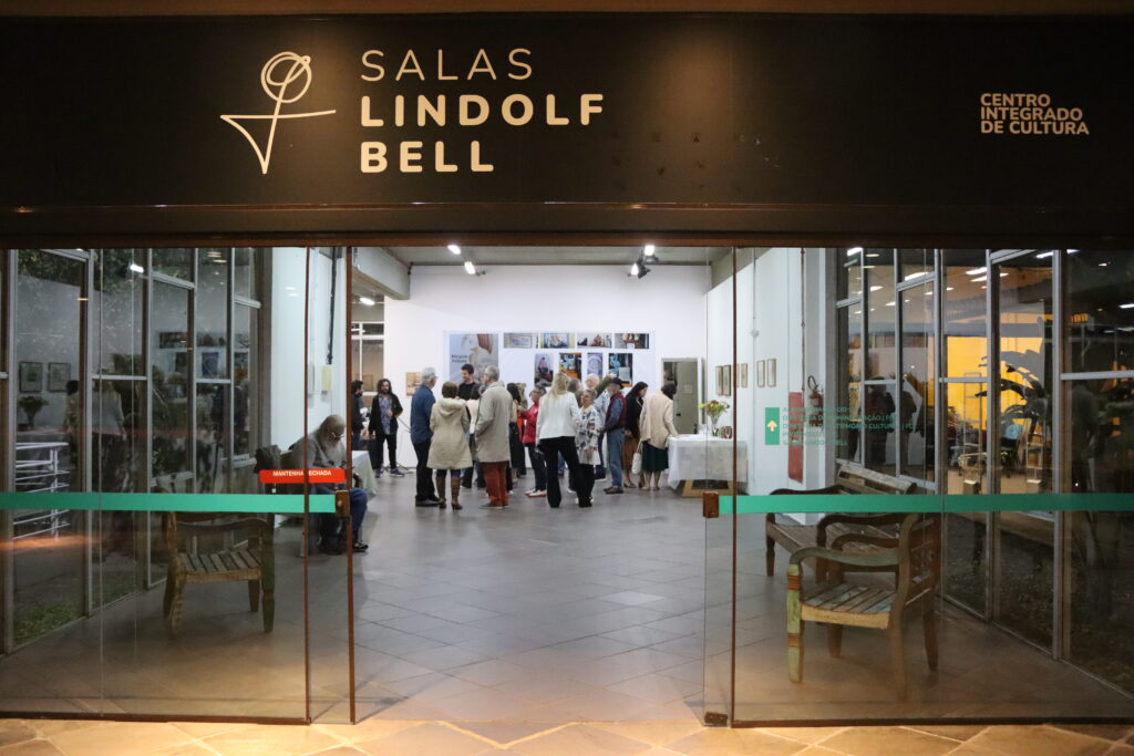 Exposição ‘Raízes e Reflexos’: A Arte Catarinense em Destaque na FCC Exposição 'Raízes e Reflexos': A Arte Catarinense em Destaque na FCC