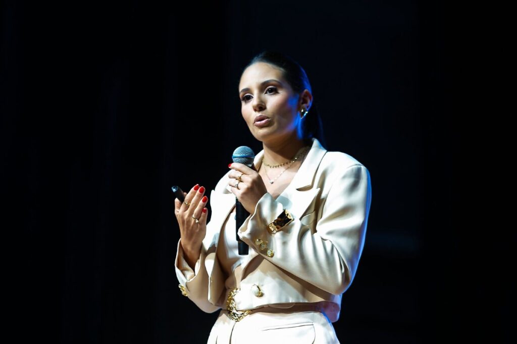 Mariana Bonjour brilha em congresso de comunicação política no Uruguai