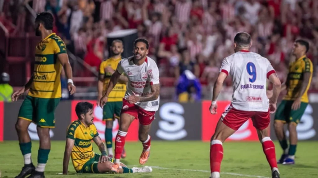 Náutico supera retranca, vence Cuiabá nos Aflitos e lidera Série B com 19 pontos