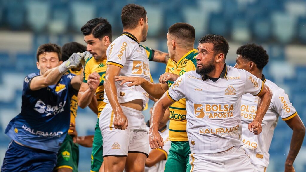 Cuiabá cede empate nos acréscimos e é vaiado pela torcida