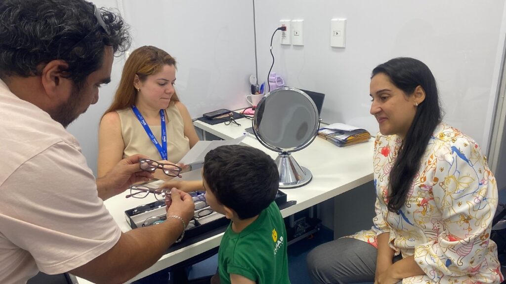 Mais de 250 Alunos da Rede Municipal de Cuiabá Recebem Óculos pelo Sesc Saúde Visão