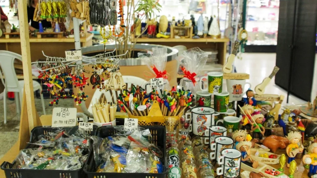 Feira Pacinho das Artes em Várzea Grande traz artesanato temático da Copa e Dia dos Namorados Feira Pacinho das Artes em Várzea Grande traz artesanato temático da Copa e Dia dos Namorados