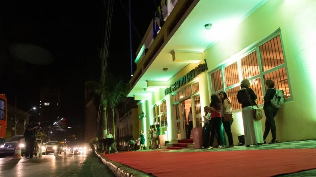 Cine Teatro Cuiabá une esporte e cultura migrante com transmissão de Brasil x Haiti Cine Teatro Cuiabá une esporte e cultura migrante com transmissão de Brasil x Haiti