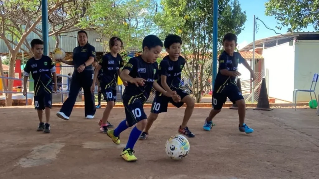 Cuiabá promove entrega de kits esportivos para crianças e adolescentes com apoio de Sicredi e Visa